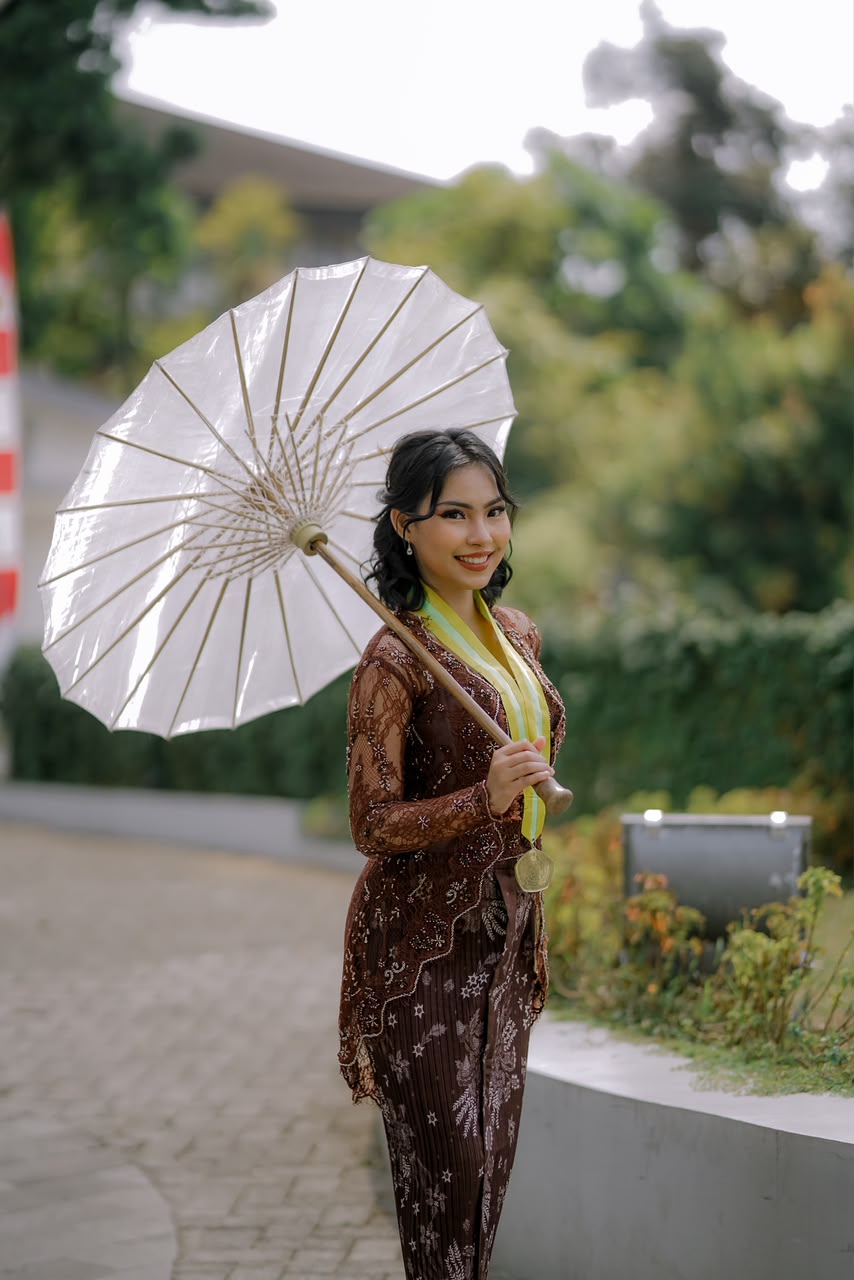 Foto wisuda outdoor bersama Hymne Monolog di Purwokerto