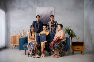 Hasil foto GRADUATION di Vibesroom Studio Purwokerto